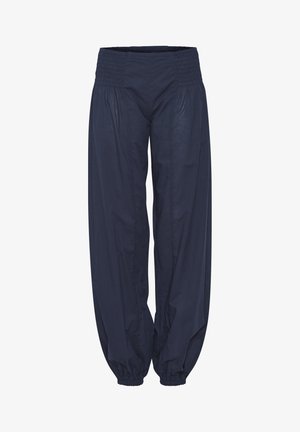 Marineblaue, lässig geschnittene Hosen mit einem gerafften Bund, leichtem Stoff und schmal zulaufenden Beinen für eine taillierte Silhouette. Sanfte Textur.
