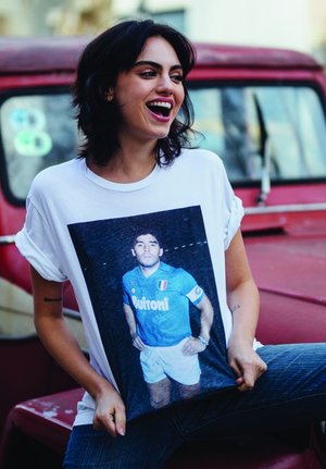 Witte T-shirt met een grote grafiek van een man in een blauw voetbaluniform met de tekst "Burioni". Korte mouwen, casual pasvorm, gekenmerkt door een zachte textuur.