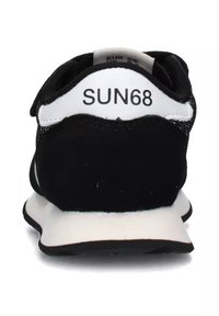 Sneaker nera con tomaia in camoscio e mesh; tassello sul tallone bianco con logo "SUN68"; superficie testurizzata; suola in gomma.