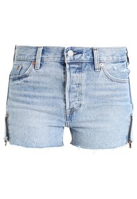 Vaaleansiniset farkkushortsit, joissa kulutuspintainen viimeistely, vetoketjusomisteet sivuilla ja raakareuna. Perinteiset vyölenkit ja etutaskut.