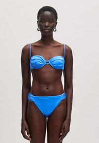 Blaues Bikini-Set mit gepolstertem Oberteil, das ein Drehdetail und verstellbare Träger hat; passender tief sitzender Unterteil mit seitlichem Raffung.