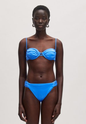 Blauwe bikini set met een padded top met een twist-detail en verstelbare banden; bijpassende low-rise broekjes met zijruche.