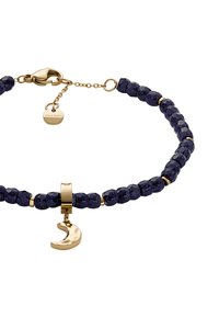 Pulsera de cuentas azul marino con acentos dorados, que presenta un charm de media luna y un cierre de langosta. Las cuentas texturizadas y facetadas realzan el atractivo visual.