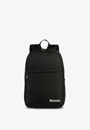 Schwarzer Rucksack mit strukturiertem Nylonoberfläche, einem Reißverschluss-Frontfach und zwei verstellbaren Trägern. Mit einem weißen "Bench."-Logo an der Seite.