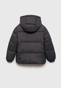 Padded čierna bunda s kapucňou, s prešívanou štruktúrou, elastickými manžetami a voľným strihom. Zadný pohľad zobrazuje horizontálne švy.