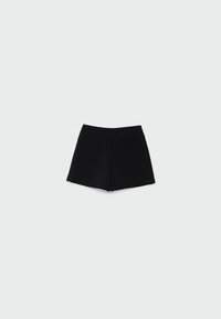 Zwarte high-waist shorts met twee achterzakken, plat weergegeven op een lichtgrijze achtergrond.