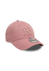Roze baseballpet van katoen, met een gebogen klep, geborduurd logo en ventilatiegaten. Etiket bevestigd aan de zijkant.