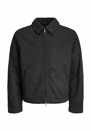 Juodas zip-up švarkas su apykakle, dviem šoninėmis kišenėmis ir viena krūtine kišene ant baltos fono.