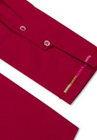 Magenta shirt met een knoopsluiting en geborduurde details in roze, geel en rood. Heeft een recht gesneden manchette en een gladde textuur.