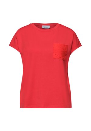 T-shirt rouge à manches courtes à col rond avec poche poitrine texturée sur le côté gauche, coupe décontractée.