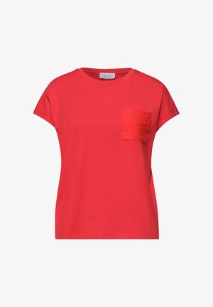 T-shirt rouge à manches courtes à col rond avec poche poitrine texturée sur le côté gauche, coupe décontractée.