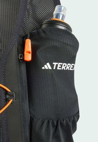 Schwarze Hydrationsweste aus Mesh-Gewebe mit orangen Akzenten, verstellbaren Trägern und einer Seitentasche für eine Wasserflasche mit sicherem Verschluss.
