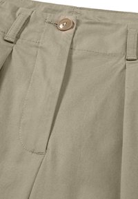 Beige katoenen broek met knoopsluiting, geplooide voorkant en gestikte accenten, met een gladde textuur en rechte snit.