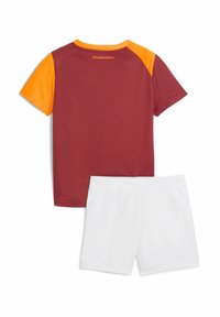 Burgundowy i pomarańczowy krótki rękaw sportowy top z okrągłym dekoltem, zestawiony z białymi szortami z elastycznym pasem i gładką teksturą.
