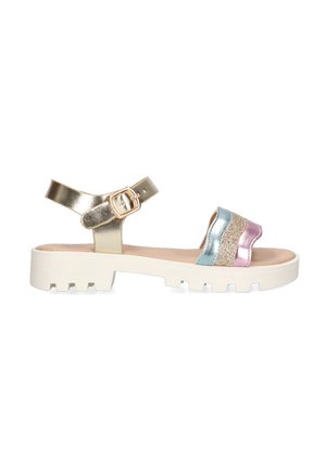 Sandalias con tiras que presentan acentos metálicos en dorado, azul, rosa y purpurina, con una suela de plataforma blanca texturizada y cierre de hebilla.
