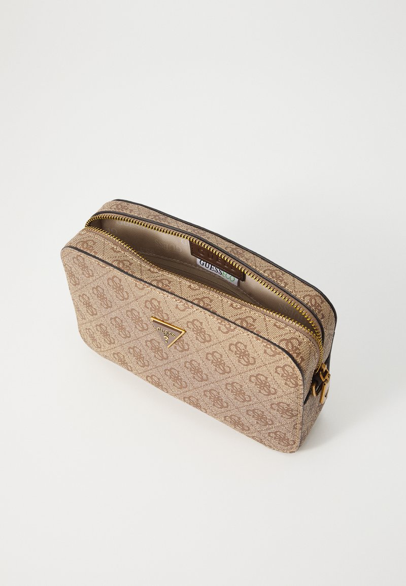 Borsa Tracolla Guess Milano Camera Bag – Beige/marrone, Ecopelle, Tracolla Regolabile, Chiusura Zip, Dimensioni 22x14x5.5 Cm