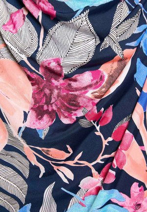 Tela azul marino con grandes flores tropicales en rosa, melocotón y azul, y hojas a rayas en blanco y negro en un audaz patrón floral.