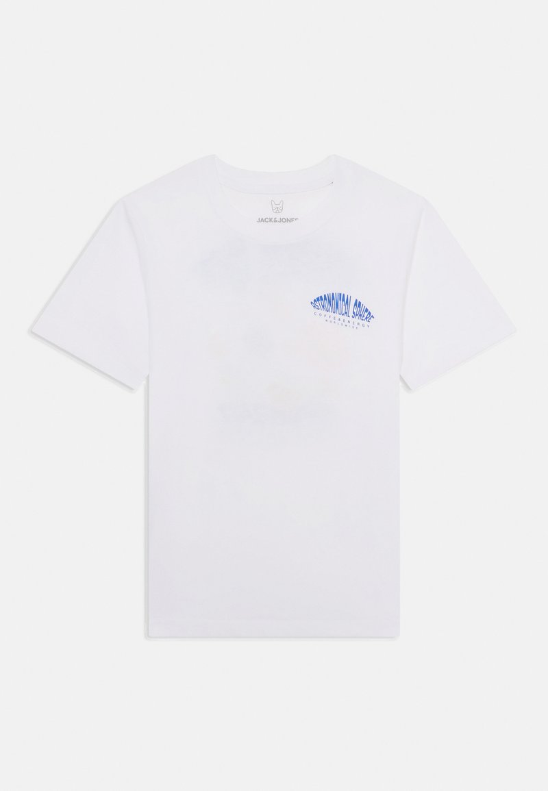 Baltas kokvilnas T-krekls ar īsām piedurknēm, ar zilu drukātu tekstu kreisajā krūšu daļā. Klasisks apaļā kakla dizains. Gluda tekstūra.