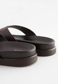 Next EMBOSSED LEATHER TOE POST SANDALS - Zehentrenner - brown