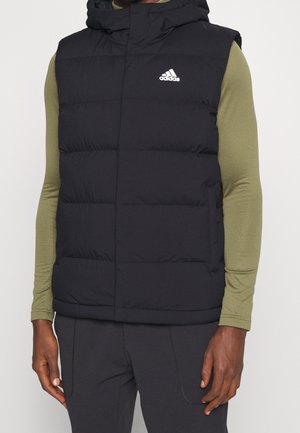 Schwarze Steppweste mit Kapuze, ausgestattet mit einem Reißverschluss und vorderen Taschen. Das weiße Adidas-Logo ist auf der Brust sichtbar. Strukturierter Stoff.