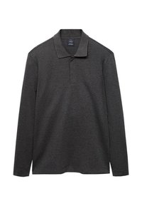 Polo de manga larga en gris oscuro, con un collar clásico, tejido suave y texturizado, y un ajuste relajado sin patrones ni acentos visibles.
