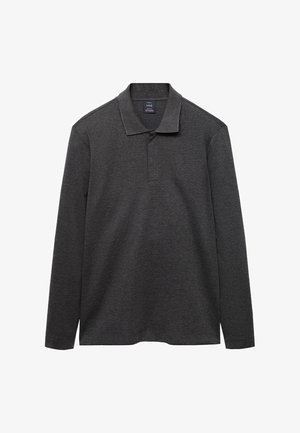 Polo de manga larga en gris oscuro, con un collar clásico, tejido suave y texturizado, y un ajuste relajado sin patrones ni acentos visibles.
