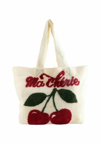 Fuzzy creme tote bag med rød "Mon Chéri" tekst og kirsebærdesign i tekstureret broderi. Har to robuste håndtag til nem bæring.