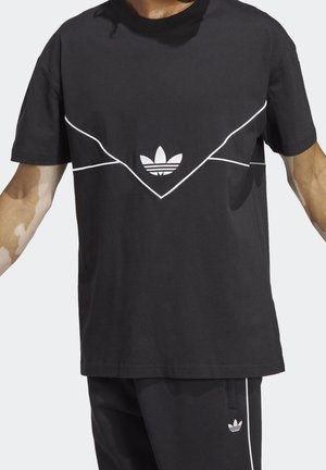 Sort bomulds-T-shirt med hvide accentlinjer, der danner et geometrisk design, med Adidas-logoet i midten. Kortærmet, rund hals.