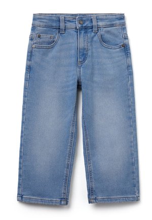 Shorts en denim bleu, avec un design classique à cinq poches, forme droite et ourlet effiloché. Texture lisse avec des détails de décoloration subtils.