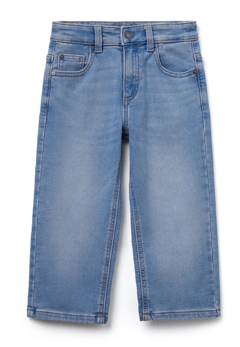Pantalones cortos de mezclilla azul, con un diseño clásico de cinco bolsillos, forma de pierna recta y dobladillo deshilachado. Textura suave con detalles de decoloración sutil.