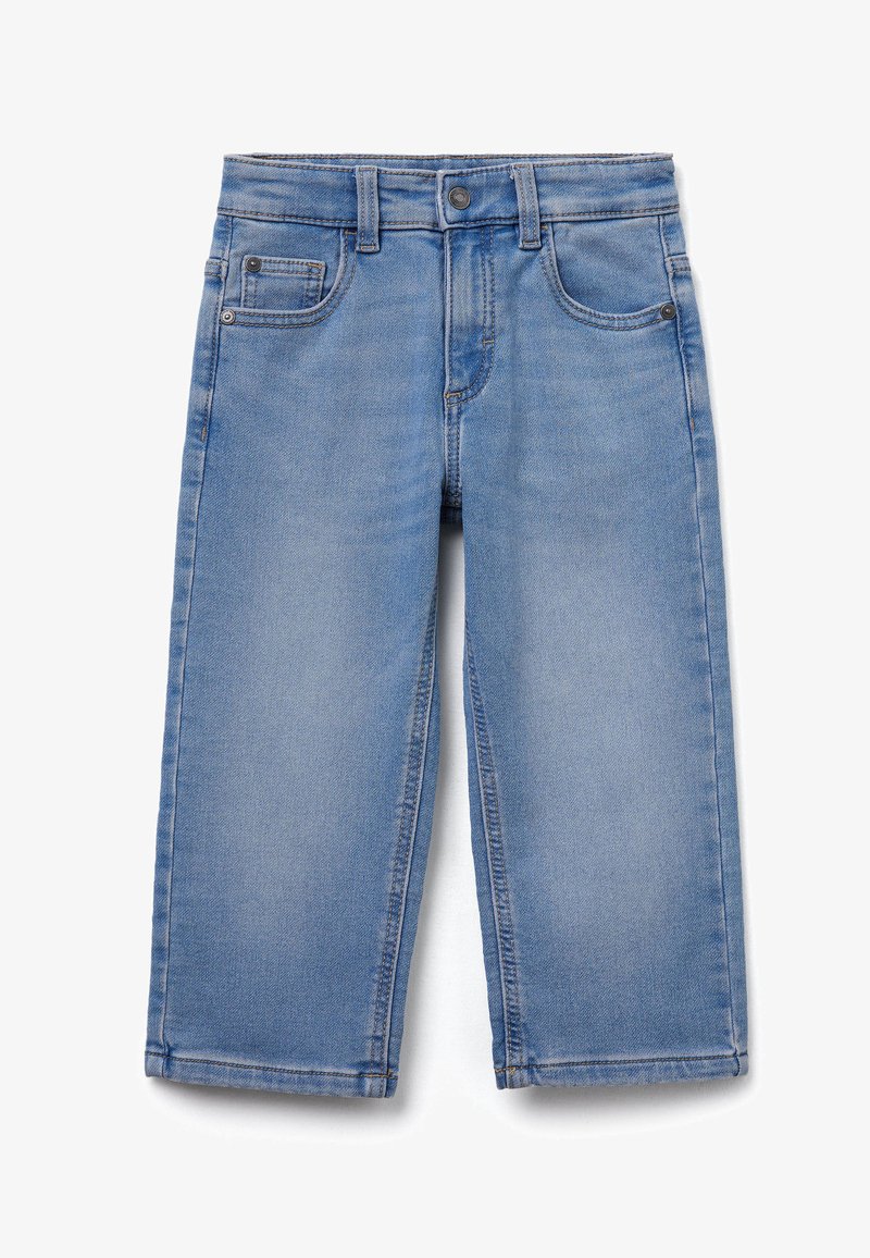 Pantalones cortos de mezclilla azul, con un diseño clásico de cinco bolsillos, forma de pierna recta y dobladillo deshilachado. Textura suave con detalles de decoloración sutil.