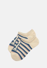 Calcetines tobilleros beige con rayas azules y rojas. Presentan un tejido texturizado, puntera reforzada y un diseño de letras audaces en un calcetín.