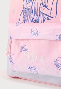 Ροζ υφασμάτινο σακίδιο με σχέδια της Έλσα και του Όλαφ, γεωμετρικά μοτίβα, εμπρόσθια τσέπη με φερμουάρ και ασημί λεπτομέρειες στο φερμουάρ.