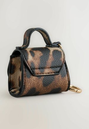 Brun og sort læderhåndtaske med leopardmønster, der har et lille topgreb, guldhardware og tekstureret overflade. Kompakt design.