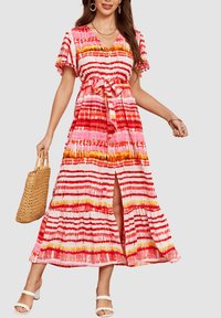 Vestido maxi con escote en V, mangas cortas, cintura ajustable con lazo y rayas horizontales en rojo, rosa y amarillo; incluye una abertura frontal y diseño en capas.