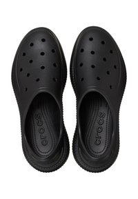 Czarne klapki wsuwane z wieloma otworami wentylacyjnymi, gładką plastikową fakturą i zaokrąglonym kształtem, z nazwą marki wygrawerowaną wewnątrz.