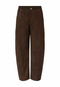 Pantaloni ampi in pelle scamosciata marrone con vita alta, tasche frontali e chiusura con un singolo bottone metallico. Tessuto liscio con linee di cucitura visibili.