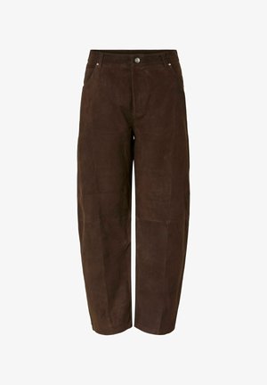Wijd uitlopende broek van bruine suède met een hoge taille, voorzakken en een enkele metalen knoopsluiting. Gladde textuur met zichtbare naden.