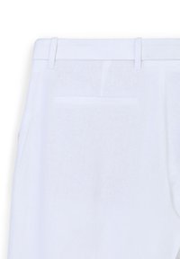 Weiße Leinenhosen verfügen über eine glatte Textur, einen flachen Taillenbund und eine einzelne Gesäßtasche mit einer dezenten Naht.