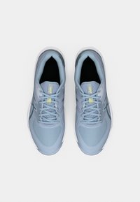 Αθλητικά παπούτσια ανοιχτού γαλάζιου χρώματος με επάνω μέρος από δίχτυ, αντίθετες σκουρόχρωμες λεπτομέρειες, επενδεδυμένο κολάρο και επίπεδη λαστιχένια σόλα. Διαθέτουν στρογγυλά κορδόνια και λογότυπο.