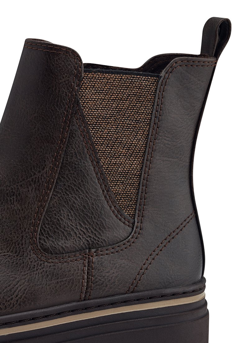 Stivaletto Chelsea in pelle marrone scuro con pannello elastico laterale, linguetta sul tallone e suola stratificata con dettaglio a striscia beige.