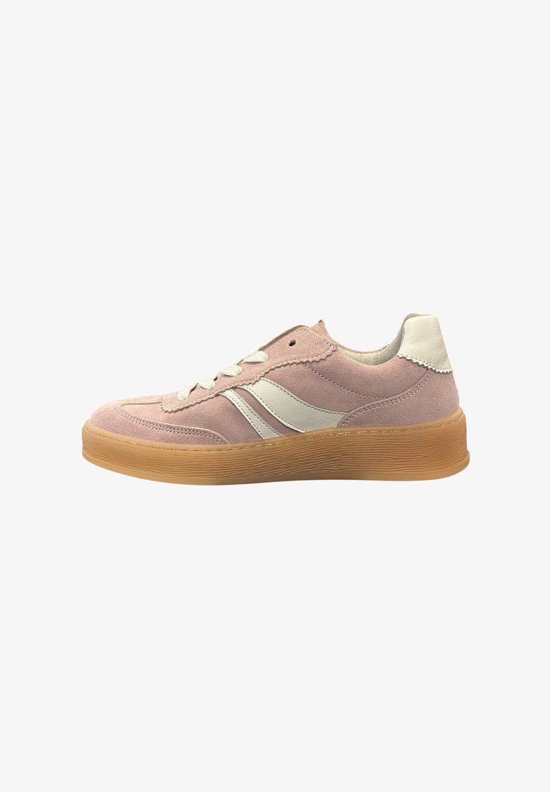 Roze suède sneaker met witte accenten, een afgeronde neus, platte veters en een gestructureerde zool van kauwgomrubber. Lichtgewicht en casual ontwerp.