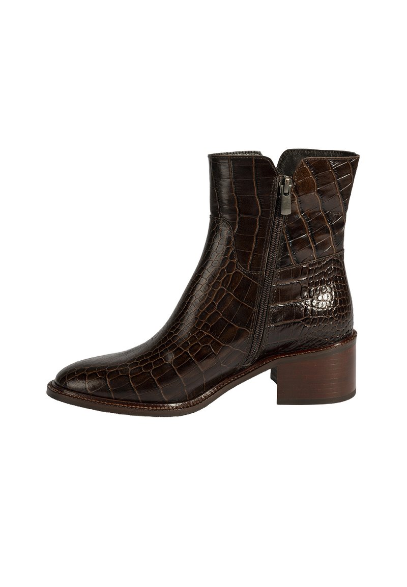 Braune, krokodilgeprägte Leder-Ankle Boots mit Seitenreißverschluss und einem gestapelten Holzabsatz. Schlanker, spitzer Zehenbereich und strukturierte Oberfläche.