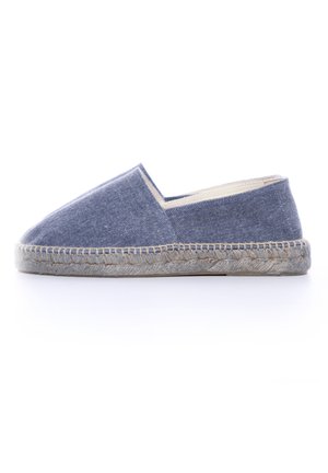 Espadrille en toile bleue avec un talon compensé, présentant un design à bout fermé, des bords cousus et une semelle intermédiaire en jute naturel.