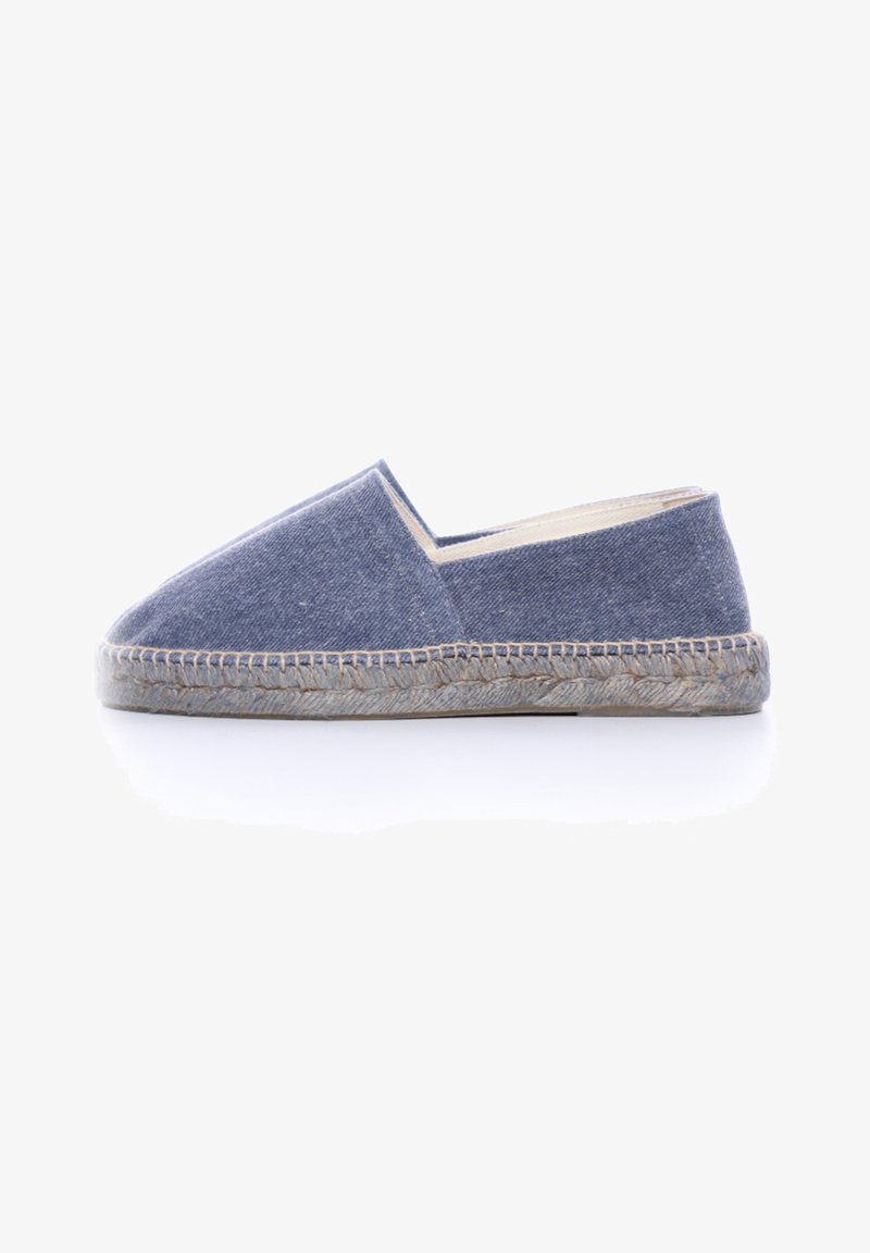 Espadrille de canvas azul con suela de cuña, que presenta un diseño de punta cerrada, bordes cosidos y una mediasuela de yute natural.