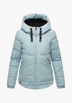 Giacca puffer azzurro chiaro con cappuccio, chiusura con zip, polsini elastici e tasche frontali. Il materiale sembra lucido, con un morbido rivestimento nero.