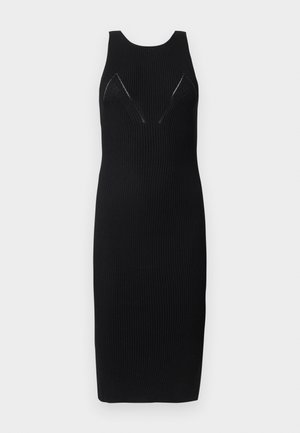 Vestido negro sin mangas con textura acanalada y silueta ajustada, con dos recortes angulares en el pecho y dobladillo hasta la rodilla.