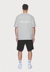 Pegador COLNE LOGO TEE - Triko s potiskem - washed pearl grey