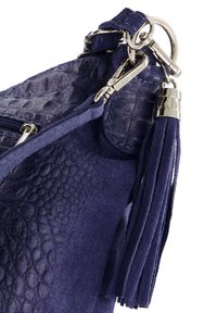 Marineblaues Handtasche aus strukturiertem Wildleder mit einem reptilieninspirierten Muster, ausgestattet mit silbernem Beschlag und einem dekorativen Quasten.