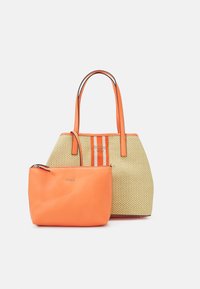 Deux sacs à main : un grand sac tissé texturé en beige et orange avec des rayures et des poignées, associé à une petite pochette orange unie.